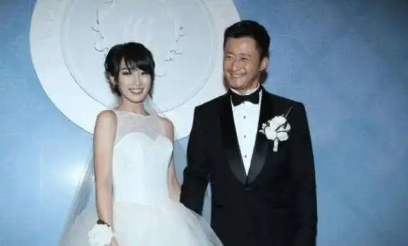 当时吴京想要做导演拍摄战狼的时候,是谢楠在背后默默的鼓励吴京,还把