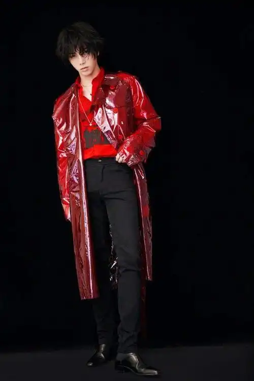 原创29岁华晨宇又作妖一袭红色亮片睡袍亮相原来小短腿也有春天