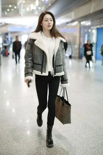 黄梦莹的下身穿了条黑色的牛仔裤,完美的描绘出了她双腿曲线很是迷人