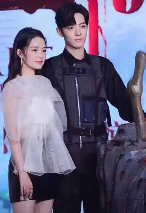 迪丽热巴怀孕传闻,再添新锤,更多同款被扒,黄景瑜微博疑似官宣_吃包子