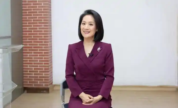 何婕,上海广播电视台主持人,播音指导,有着上海广播电视台"名主持人"