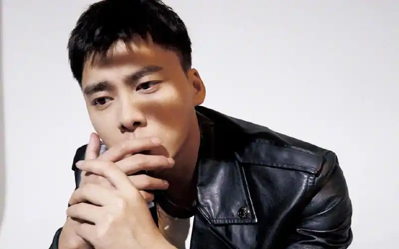 电脑壁纸 明星 大陆明星 李易峰狗啃刘海时尚大片