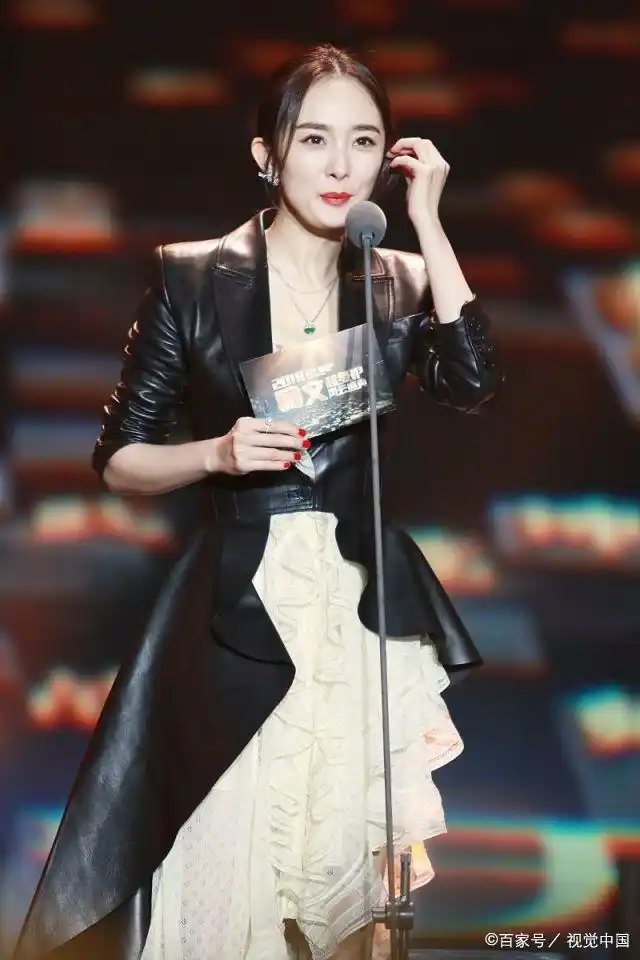 杨幂现身盛典活动,美女穿皮大衣叠穿蛋糕裙显时尚靓丽