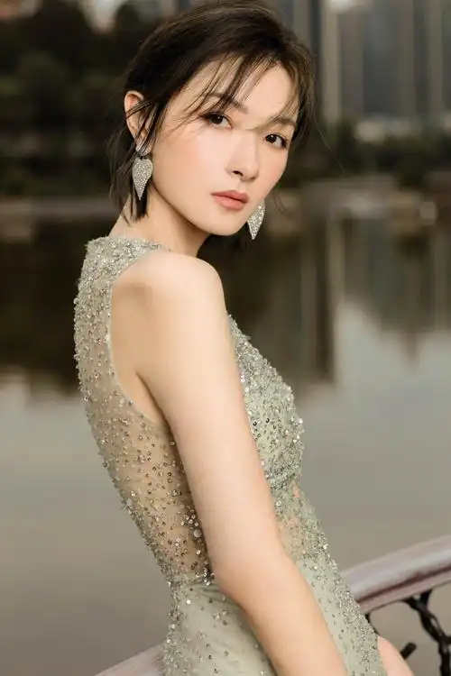 万茜水绿色闪钻纱裙性感图片写真11