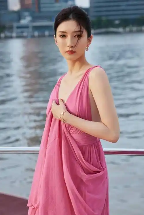 公开资料显示,江疏影出生于1986年,主演《致青春》《好先生》《三十