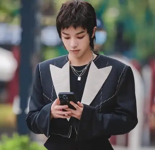 华晨宇短发白西装,王悦伊也剪短发穿一身白,两人手机壳都是同款