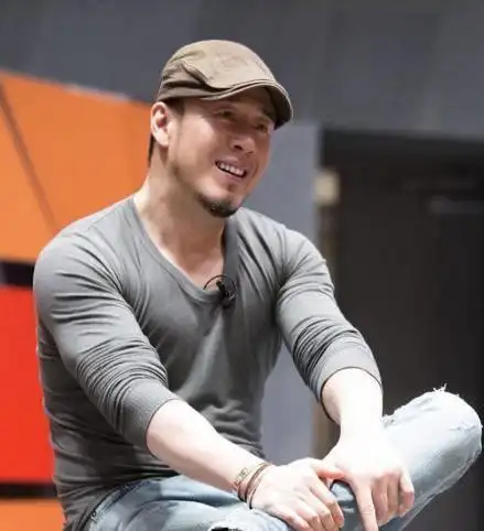 杨坤宝刀不老47岁又曝新恋情深夜携女子一同回住处