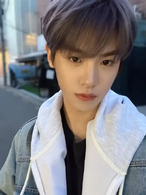 黄明昊顺毛自拍#@jjjustin0219小贾新鲜的自拍来啦～是顺毛小乖耶!