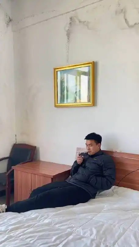 胡歌床上抽烟镜头