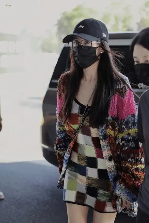 杨幂最新机场照流出穿吊带短裙秀白皙大长腿包裹严实眼角带伤