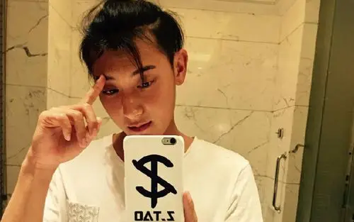 tao".照片中,黄子韬素颜出镜,顶着萌帅的苹果头造型,刷着牙都不忘比