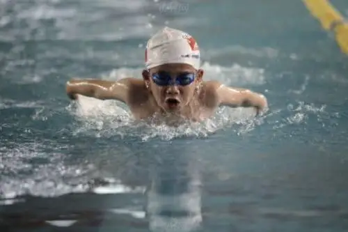 怕孩子学不会游泳?