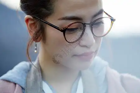 戴眼镜女生图片图片