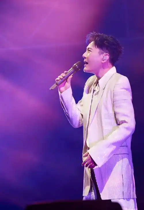 张信哲北京站仪式感拉满,未来式2.0巡演今晚精彩继续_歌迷_观众_演唱