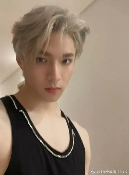 刘耀文蓝发自拍照#刘耀文自拍更新啦~熟悉的角落和熟悉的角度蓝沸小