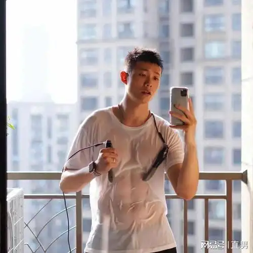 湿身诱惑,这个肌肉小狼狗让人顶不住|腹肌|小哥哥_网易订阅