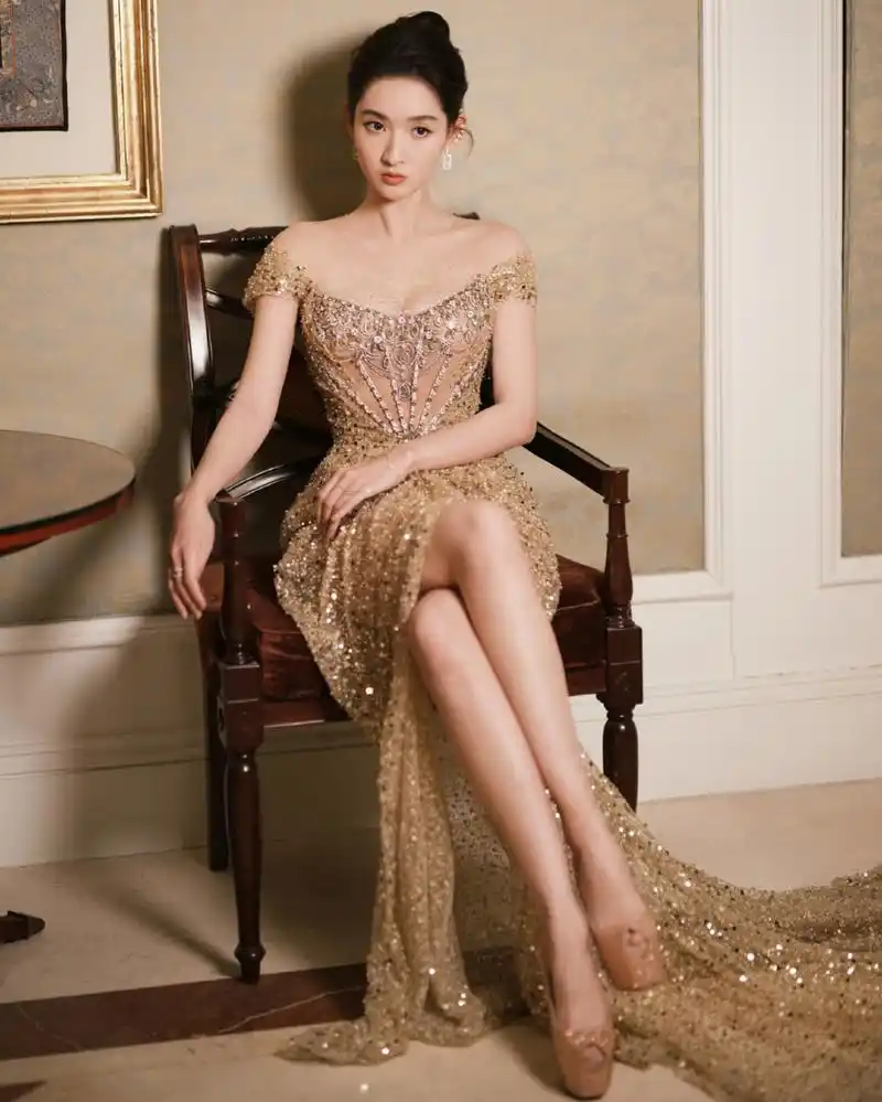 王玉雯:金色厚底鱼嘴水钻高跟鞋,银色一字带珍珠包后跟高跟凉鞋