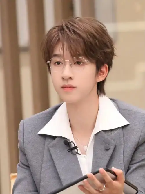 【#vogue 弄潮儿#fits】金属框架眼镜以其金属自带的清冷感氛围,在