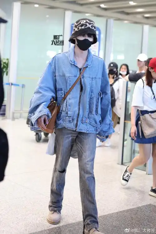 白敬亭到达北京##白敬亭你真的不热吗