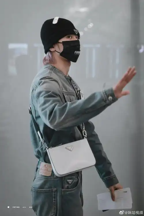 蔡徐坤米兰时装周出发粉发造型#蔡徐坤出发米兰时装周机场街拍,疑身