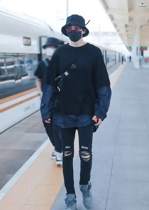 刘宇宁生图#刘宇宁这优越的大长腿和身材比例真的太绝了吧!