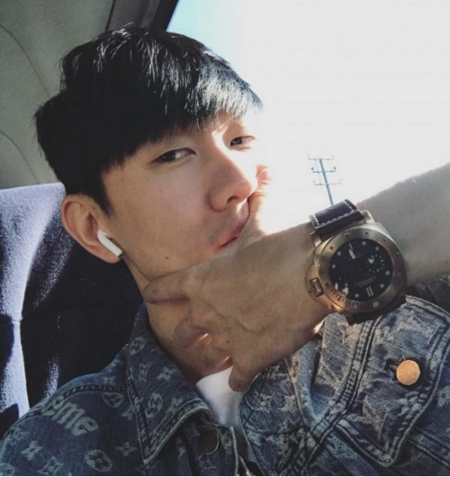 华语乐坛顶级人物林俊杰,也是沛纳海的粉丝,日常佩戴频率最高的是