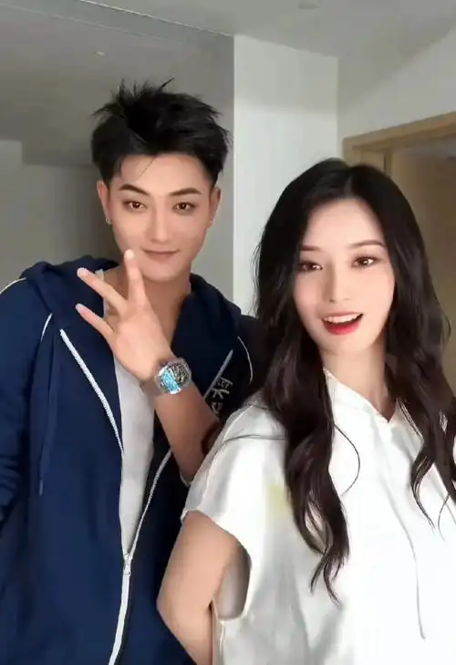 现在娱乐圈真的会脸盲,比如黄子韬女友,明显是个美女,但是照片一划走