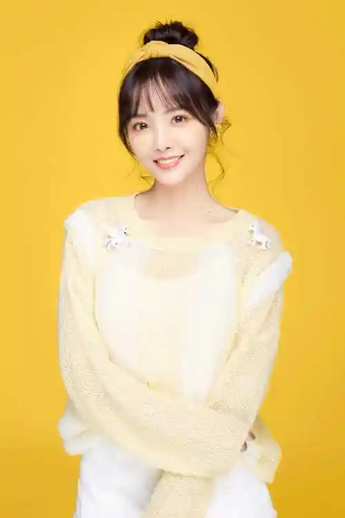 p>朱容君 sup class="normal">  /sup>,别名兔子牙,歌手,演员.