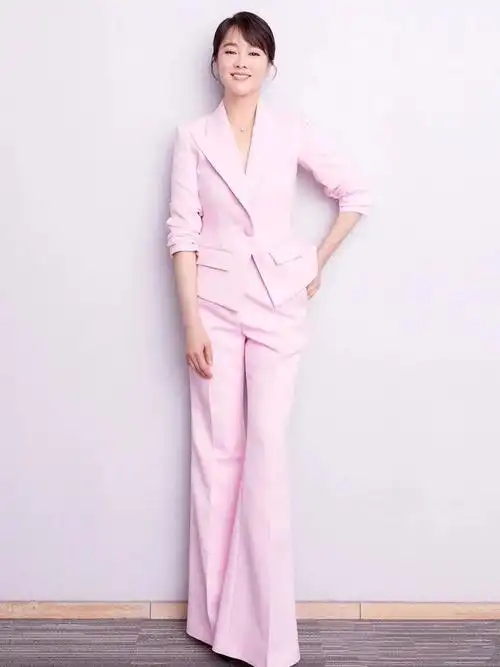 45岁左小青不愧是老戏骨陈道明看中的女人穿搭优雅大方露出大长腿惹人