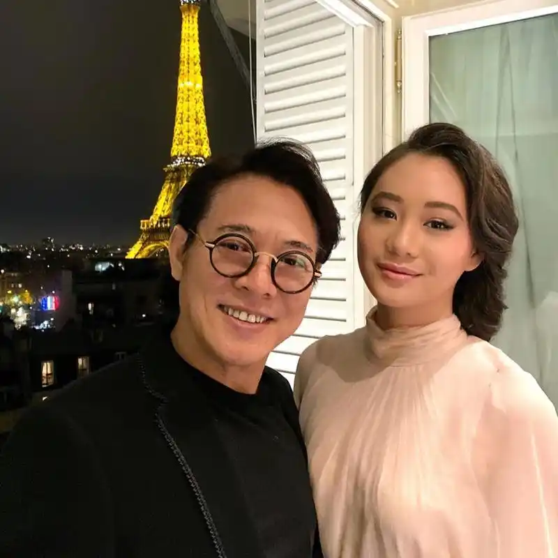 原创李连杰57岁生日晒全家福庆生妻子利智罕见出镜情侣装超有夫妻相