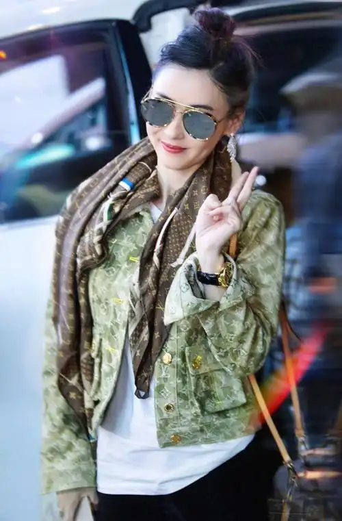 张柏芝现身机场军绿色风衣斜挎包肌肤状态超好减10岁