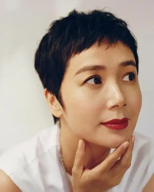 蒋雯丽的"大妈发型"太显老,换另外3款更减龄,人都洋气了不少|短发