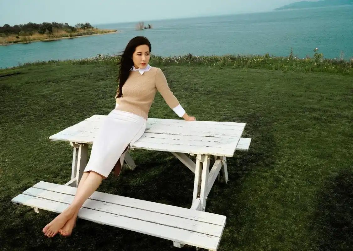 46岁女明星曾黎写真照片,所谓的"风韵"可能指得就是曾黎这样的美女吧