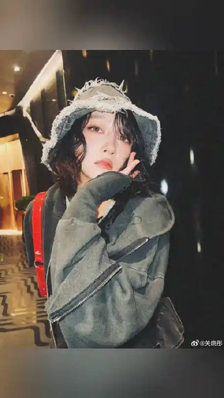 关晓彤最新营业照,美妆博主晓彤上线,时尚个性风格反差感好强,假期