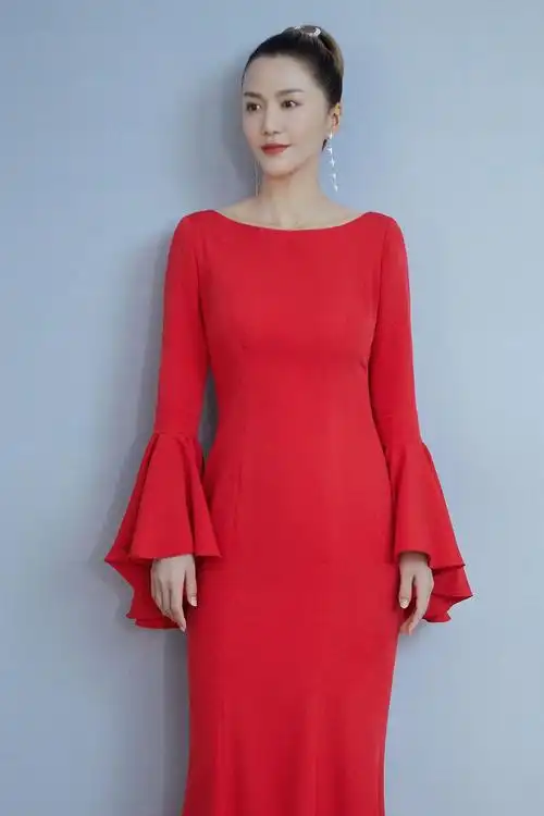 红色连衣裙继续走起,小可爱们觉得谭维维这一身礼服如何?