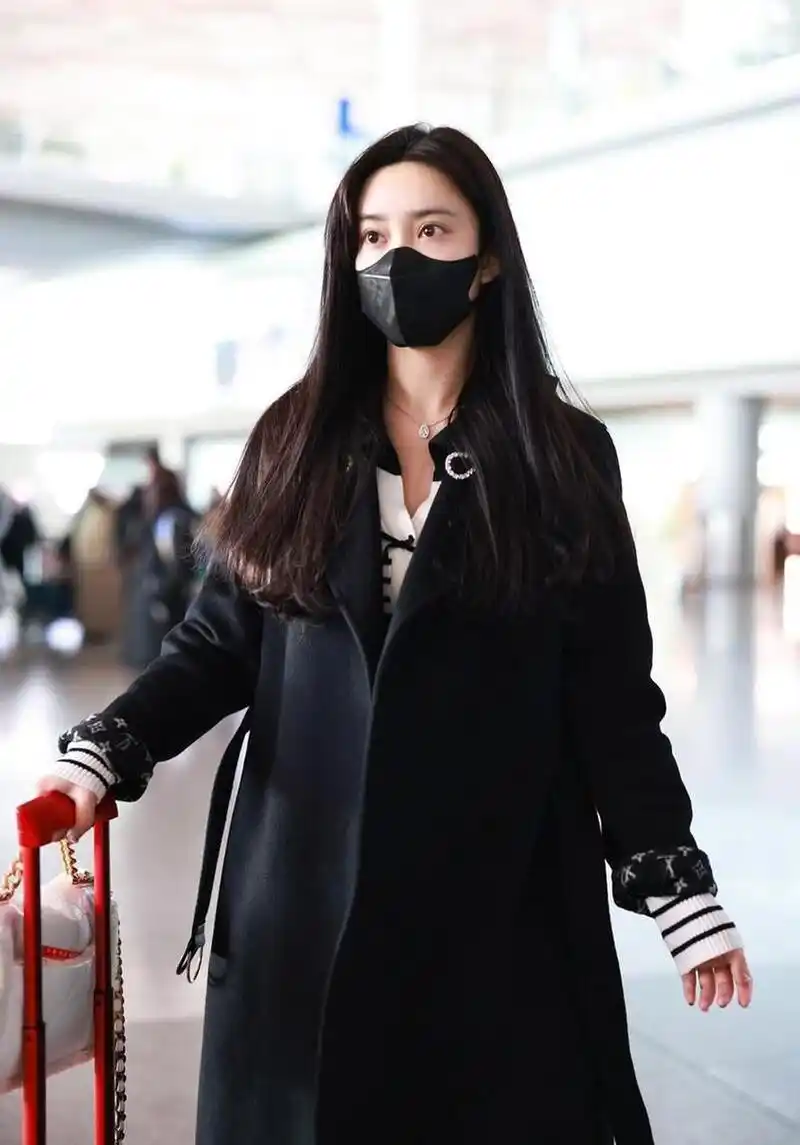 孟子义机场街拍 身穿香奈儿黑色大衣显温柔气质回京开工现身机场