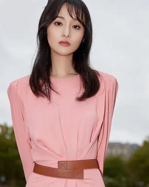 当然,郑爽自身的底子就很不错,长得漂亮,身材也很纤瘦,很符合当下大众