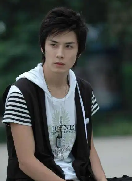 李承铉戚薇为女儿庆生,lucky扎高马尾如同翻版戚薇