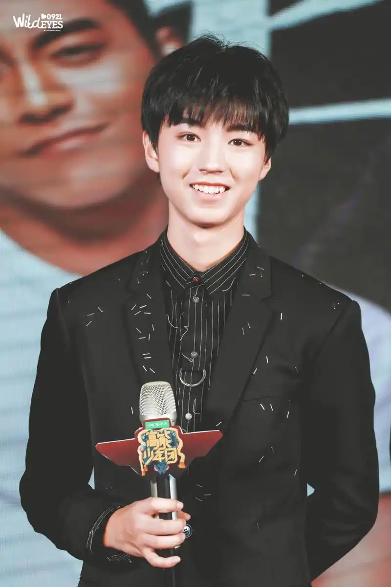 12 照片中,一行人身穿统一红色短袖,面对路过的考生热烈鼓掌,王俊