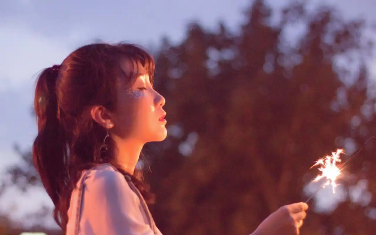 自然清新烟花美女写真电脑壁纸