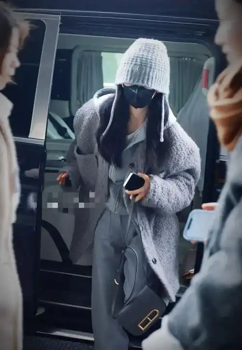 杨紫最新机场穿搭灰色套装外搭同色系外套帽子奶呼呼的