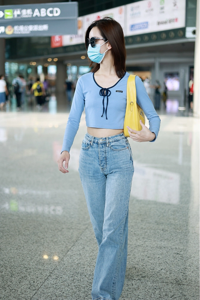 陈都灵也是小腰精穿露脐装凹出窈窕曲线身材比例是真的好