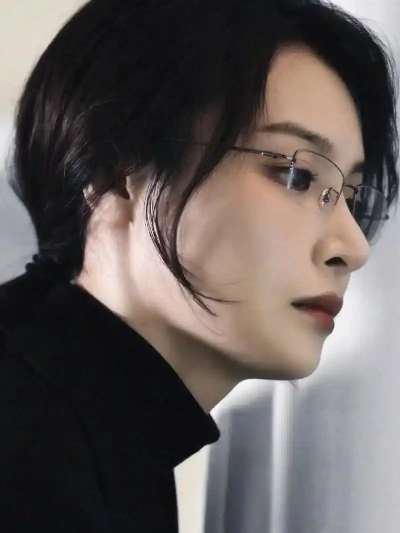气质刚好拿捏到位.这副眼镜也太绝了 谁戴谁懂 兰姐同款的金丝 - 抖音