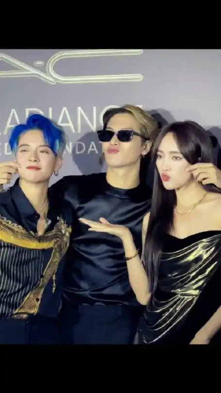 王嘉尔amber孟佳今日份熟人局9215我好羡慕ber鸽的脸09#时尚