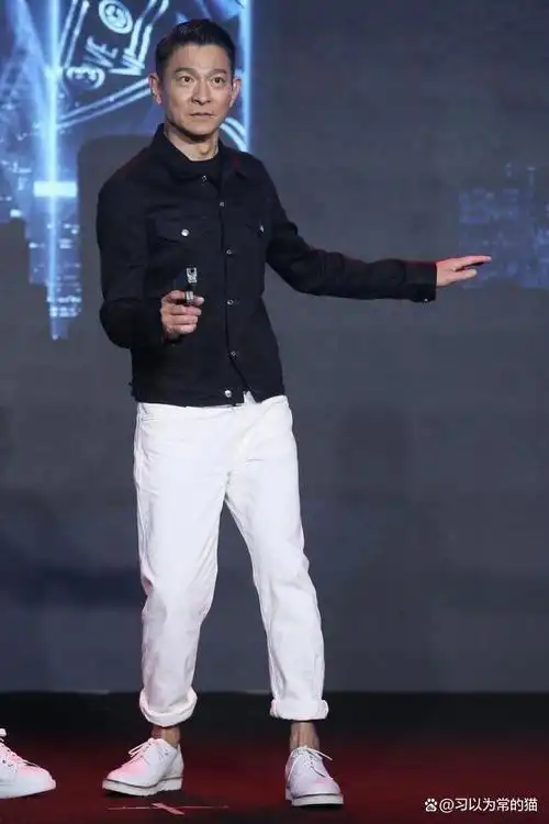 62岁刘德华发型一丝不苟裤子短一截到老也不油腻