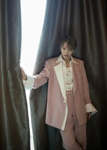 女生也可以很帅气刘雨昕身穿复古卫衣参加活动造型太潇洒了