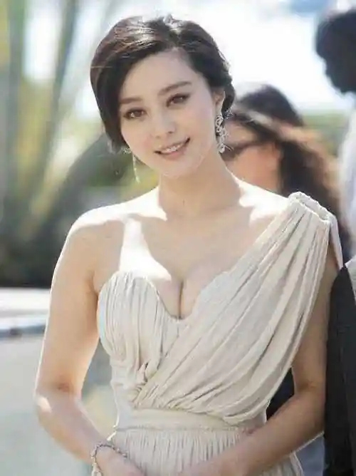 范冰冰的穿搭真美,精致的小脸蛋,很美!