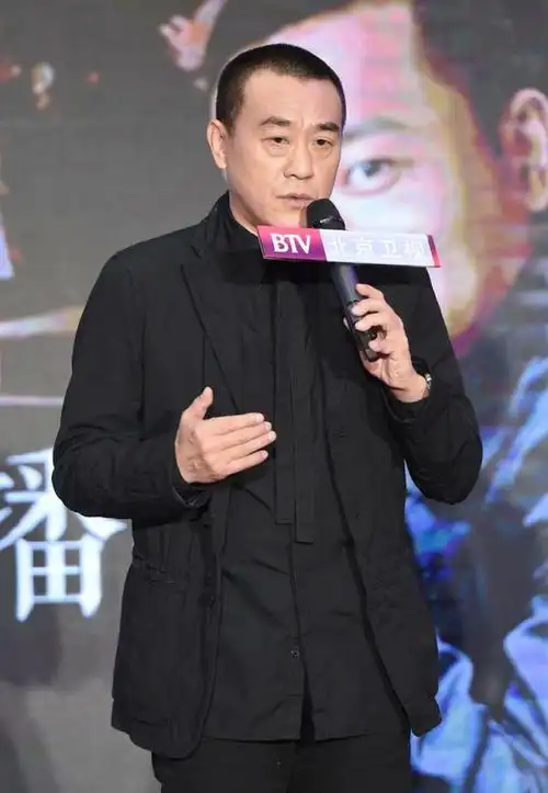 《芝麻胡同》发布会,王鸥斜肩白裙俏丽,何冰刘蓓时隔二十年再聚