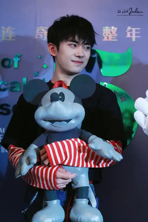 210520  迪士尼活动  小千美好得像在迪士尼里长大的  #易烊千玺涤鞍
