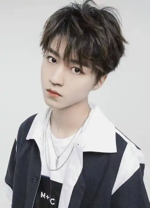 王俊凯新代言大片释出,怼脸镜头再次来袭,照片放大后比原图好看_网友